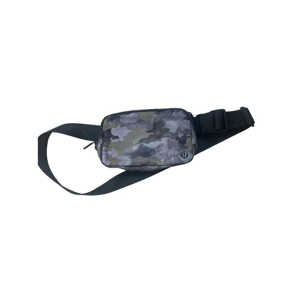 Lululemon Everywhere Belt Bag, camo